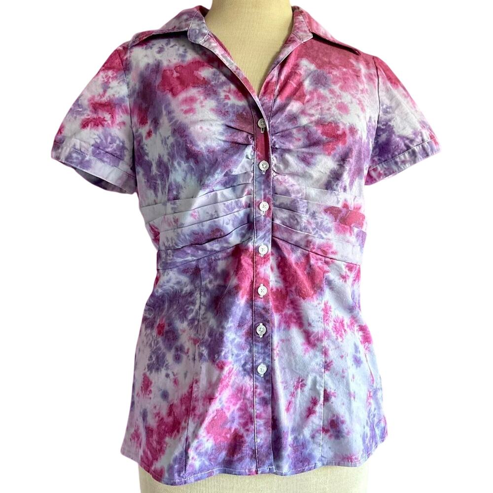 Womens Top Size Medium Pink Purple Tie Dye Button Up Collar Fitted Structured